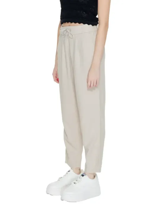 Beige weite Hosen mit Sneakern