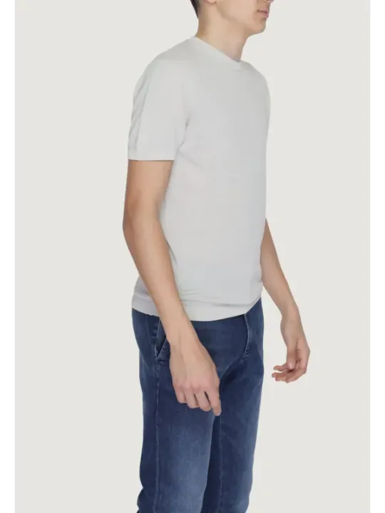 Mann trägt US Polo T-Shirt