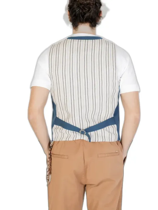 Gestreiftes Weste mit blauem Akzent