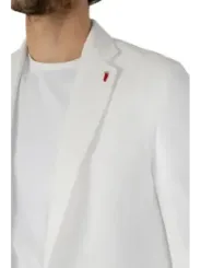 Weißes Sakko mit roter Nadel