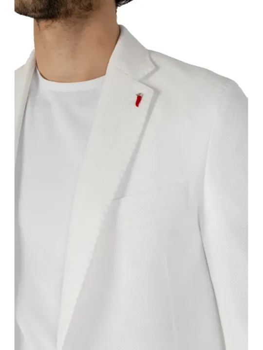 Weißes Sakko mit roter Nadel