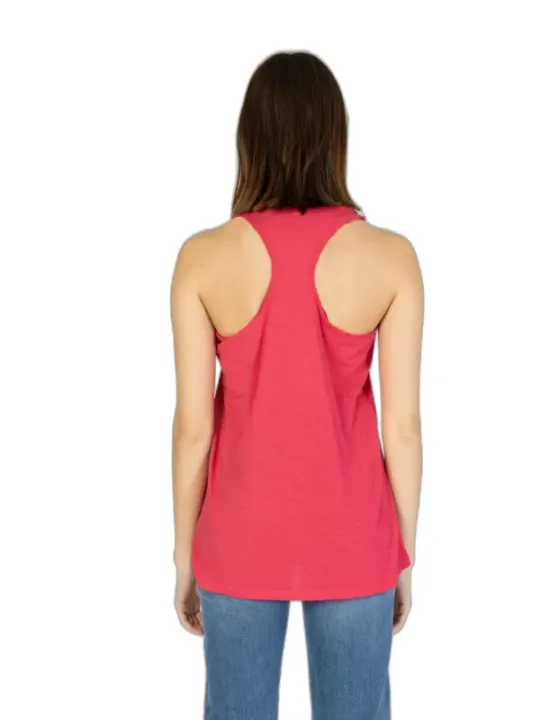 Coral Tanktop mit blauen Jeans