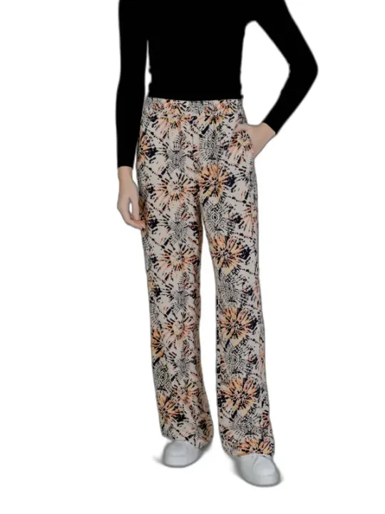 Weite, neutrale Hosen mit Cropped-Schnitt