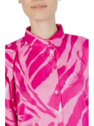 Nahaufnahme einer pinkfarbenen gemusterten Bluse