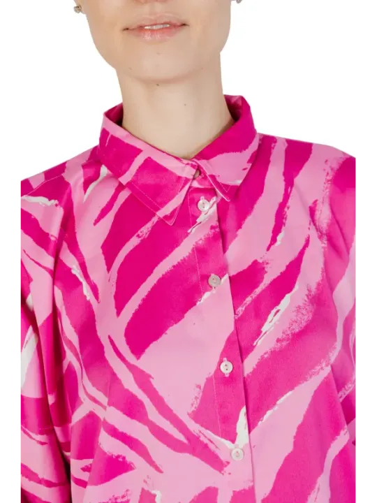 Nahaufnahme einer pinkfarbenen gemusterten Bluse