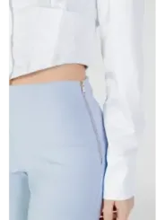 Weiße Bluse und blauer Rock