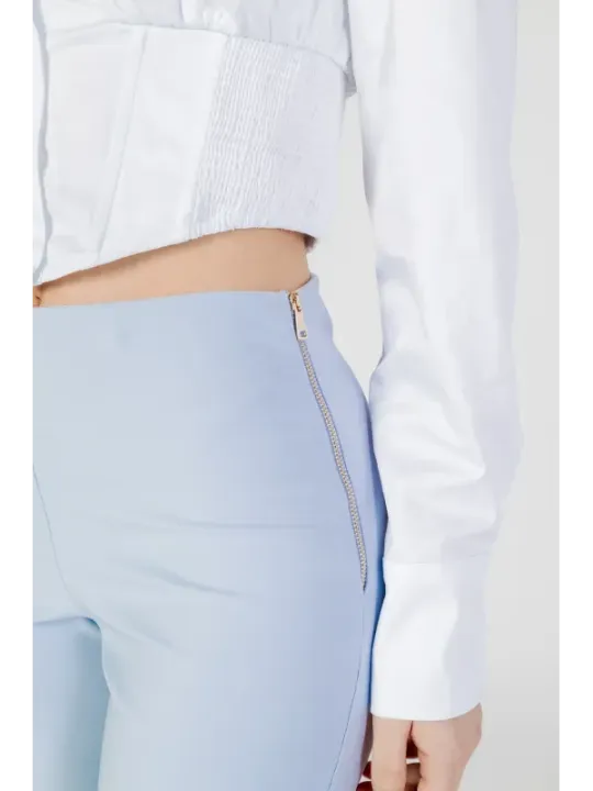 Weiße Bluse und blauer Rock