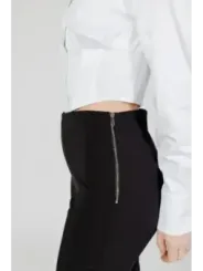 Weiße Bluse, schwarze Hose mit Reißverschluss