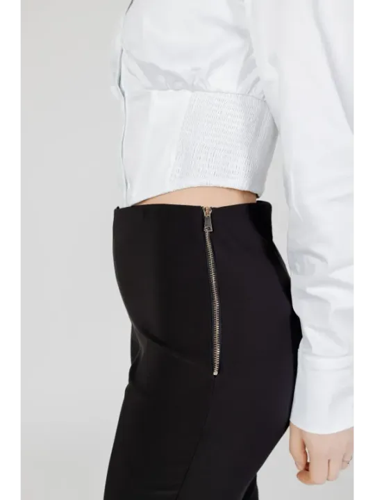 Weiße Bluse, schwarze Hose mit Reißverschluss