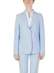 Blauer Damenanzug mit weißem Hemd