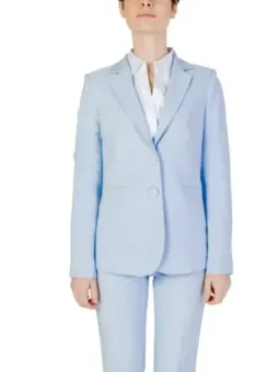 Blauer Damenanzug mit weißem Hemd