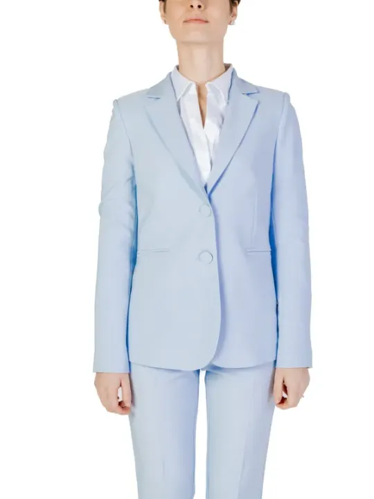 Blauer Damenanzug mit weißem Hemd