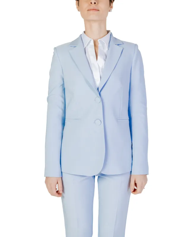 Blauer Damenanzug mit weißem Hemd