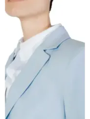 Blauer Blazer mit weißem Hemd