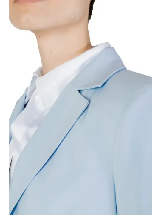 Blauer Blazer mit weißem Hemd