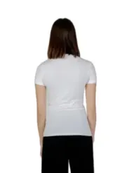 Weißes T-Shirt schwarze Hose hinten