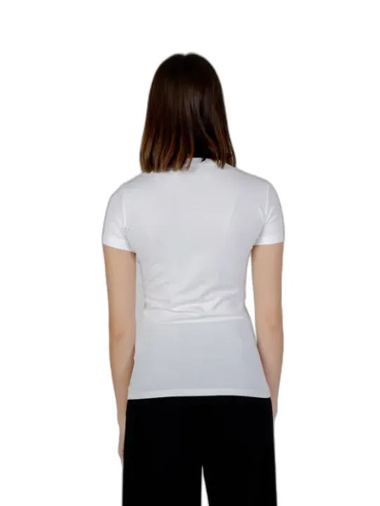 Weißes T-Shirt schwarze Hose hinten