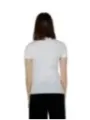Weißes T-Shirt schwarze Hose hinten