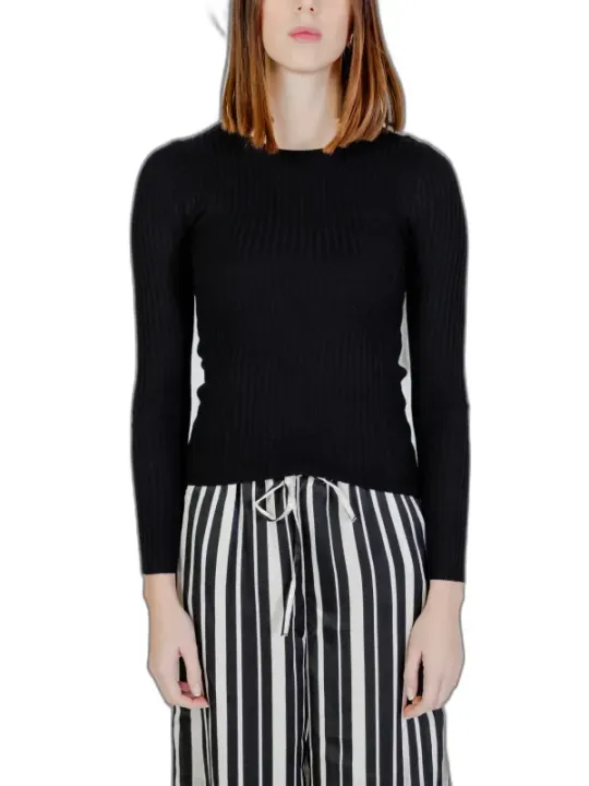 Gestrickter Pullover mit Streifenrock