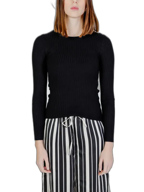 Gestrickter Pullover mit Streifenrock