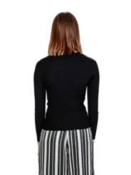 Frau trägt gestreifte schwarze Hose