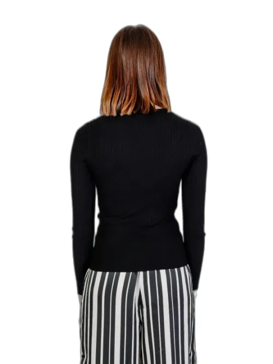 Frau trägt gestreifte schwarze Hose