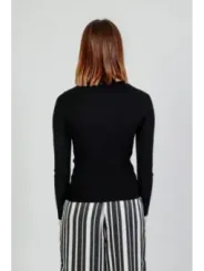 Schwarzer gerippter Damenpullover enganliegend