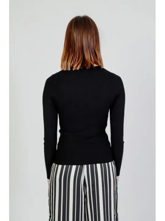 Schwarzer gerippter Damenpullover enganliegend