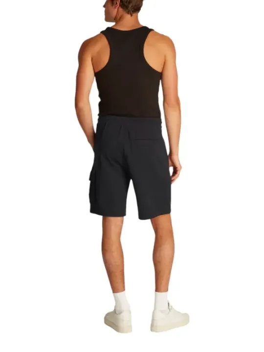 Mocha Tanktop und Cargo-Shorts