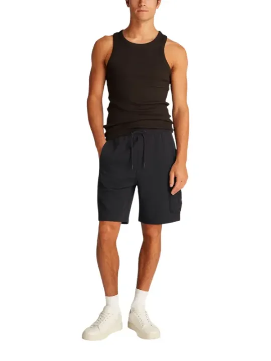 Dunkle graue Herrenshorts schlicht geschnitten