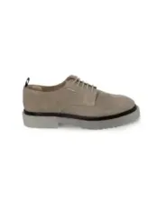 Tannfarbene und schwarze Wildlederschuhe