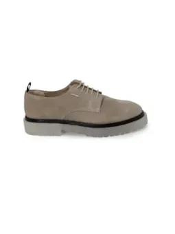 Tannfarbene und schwarze Wildlederschuhe