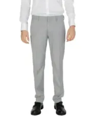 Helle Hose, weißes Hemd