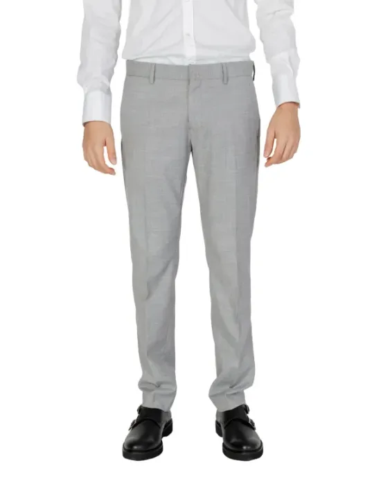 Helle Hose, weißes Hemd