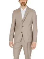 Beiger Herrenanzug, schlanker Schnitt