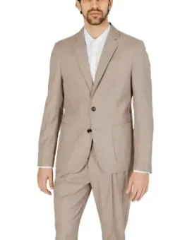 Beiger Herrenanzug, schlanker Schnitt