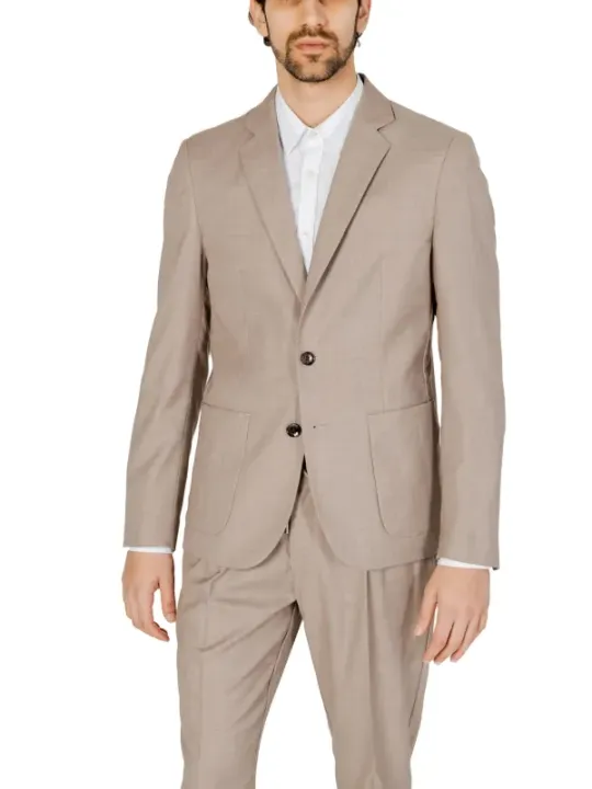 Beiger Herrenanzug, schlanker Schnitt