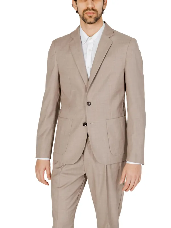 Beiger Herrenanzug, schlanker Schnitt