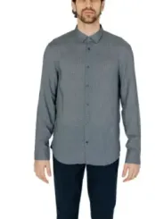 Schwarzes Karomuster Hemd Modell trägt