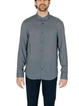 Schwarzes Karomuster Hemd Modell trägt