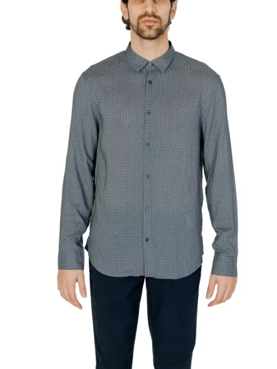 Schwarzes Karomuster Hemd Modell trägt