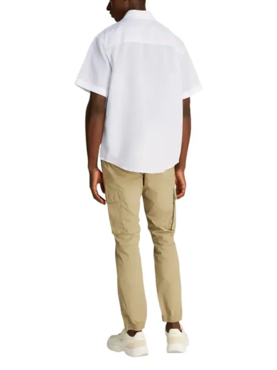 Mann trägt weiße Cargo-Kleidung