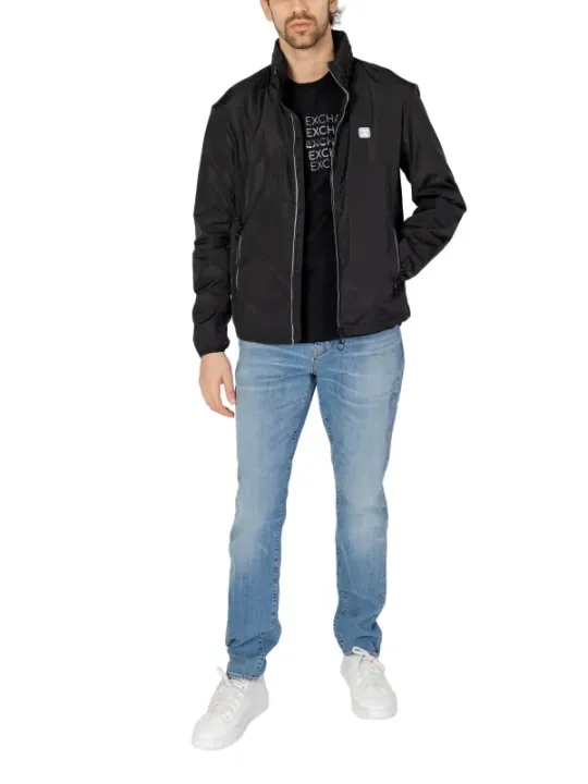 Mann trägt Armani Exchange Jacke