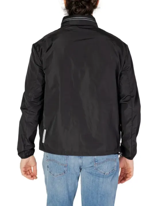 Schwarze, isolierte Armani Exchange Jacke