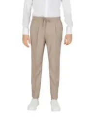 Khaki-Hosen lässiges weißes Hemd