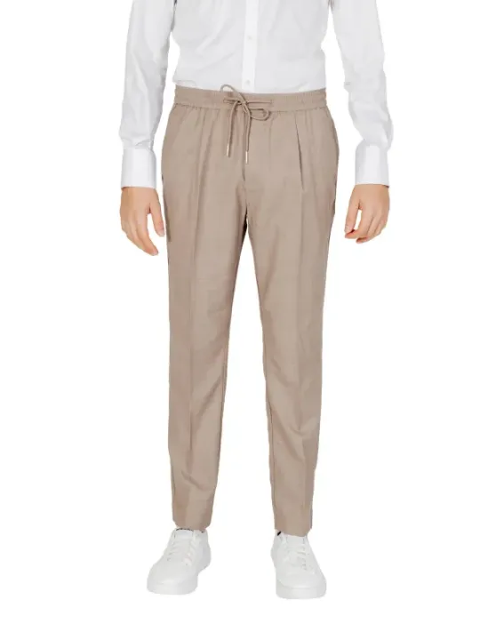 Khaki-Hosen lässiges weißes Hemd