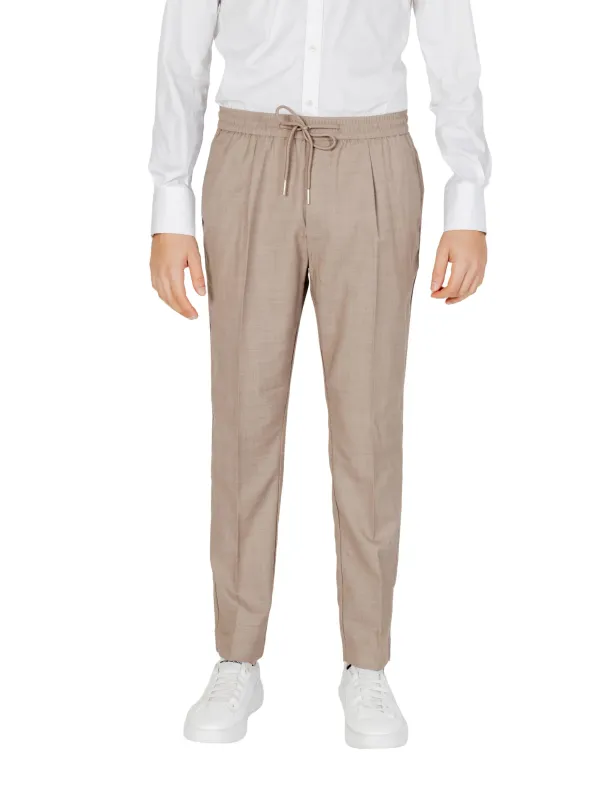 Khaki-Hosen lässiges weißes Hemd