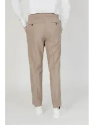Beige Hosen mit weißen Sneakern