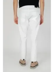 Schlanke weiße Hosen, schwarzes Hemd