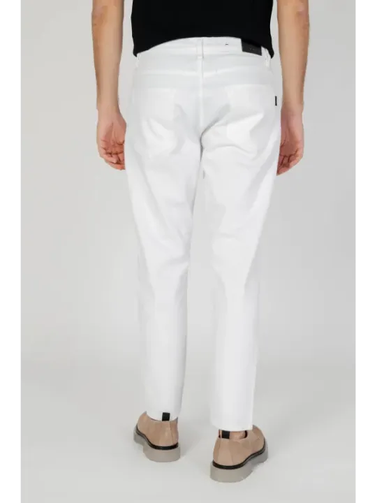 Schlanke weiße Hosen, schwarzes Hemd